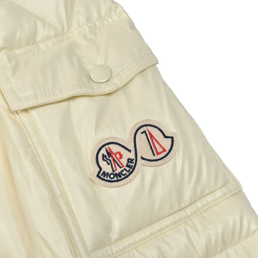 P390 Moncler/ 2026 70 、 。 DNA ， ， 。 Classic ， 、 。 Classic 70 。 Quality， 90 ，Premium Quality ， ，Black ！ Sizes M-3XL